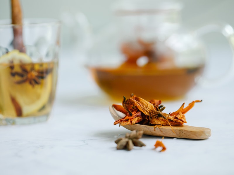 沉浸在花果茶香中的幸福感