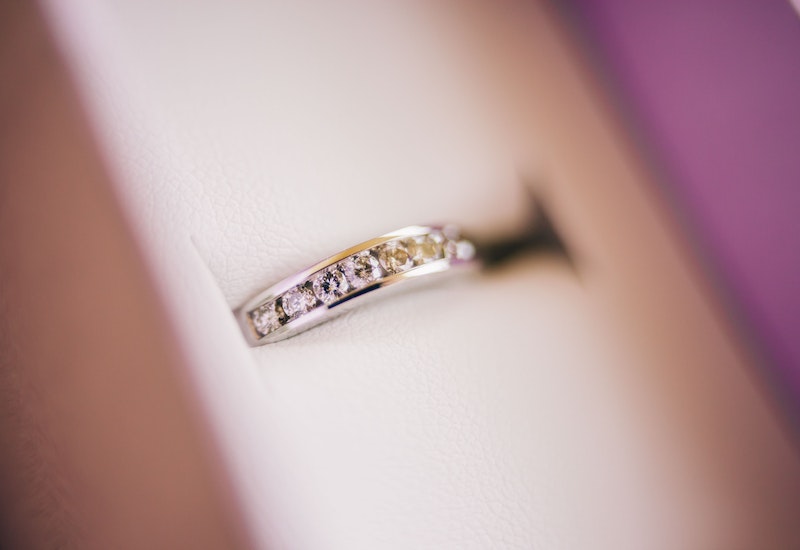 鑽石保養指南：如何讓你的訂婚戒指永保閃亮